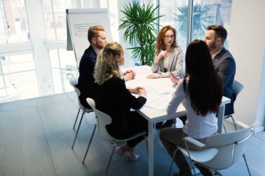 ofiste iş arkadaşları