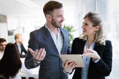 şirket ofisinde çalışan arkadaşları