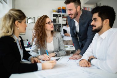 ofiste iş arkadaşları