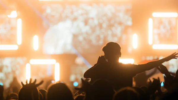 Tłum, ciesząc się festiwal muzyki — Zdjęcie stockowe