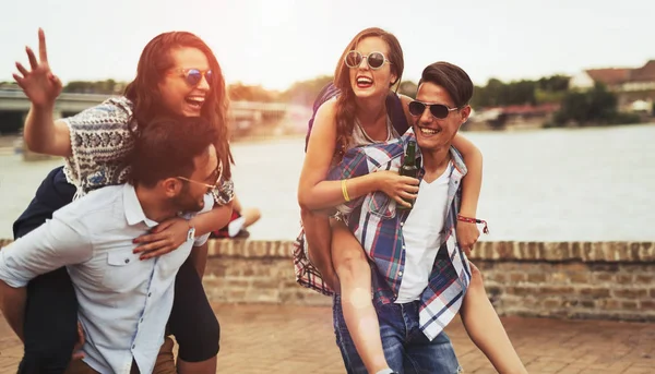 Amigos divirtiéndose al aire libre — Foto de Stock