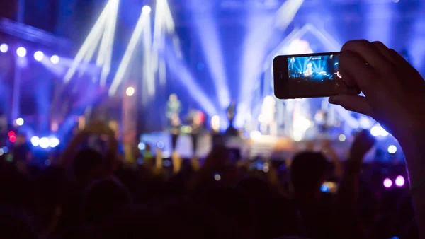 Publikum genießt Musikfestival — Stockfoto