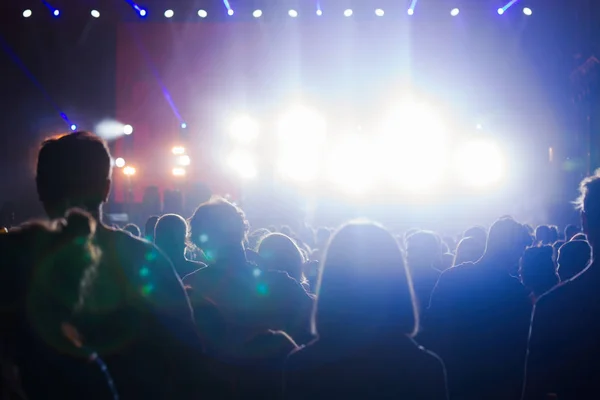 Publikum genießt Musikfestival — Stockfoto