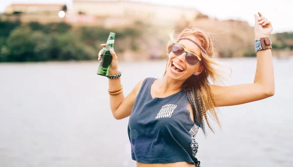 Lány nyári fesztiválon a gazdaság sör — Stock Fotó