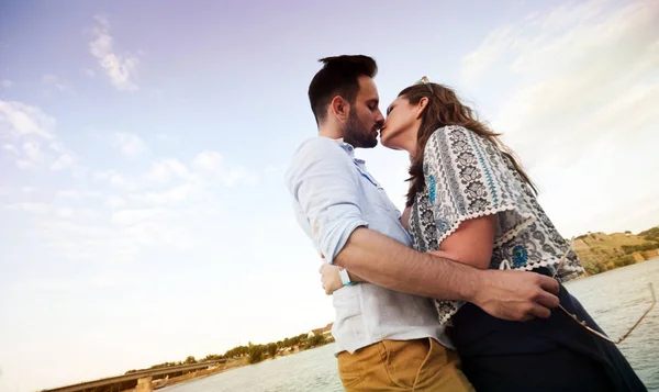 Casal apaixonado beijando ao ar livre — Fotografia de Stock