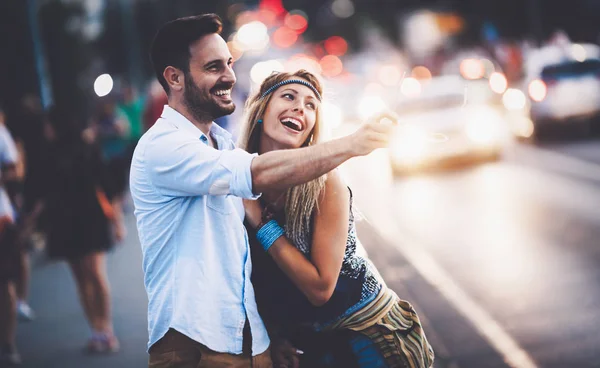 Feliz casal de turistas perto da estrada — Fotografia de Stock