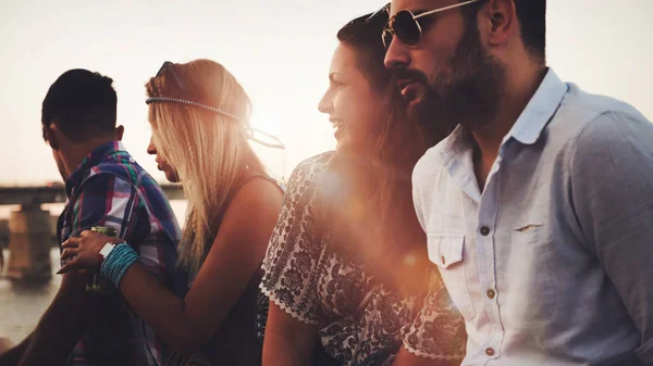 Amigos divirtiéndose al aire libre — Foto de Stock