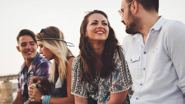 Amigos divirtiéndose al aire libre — Foto de Stock