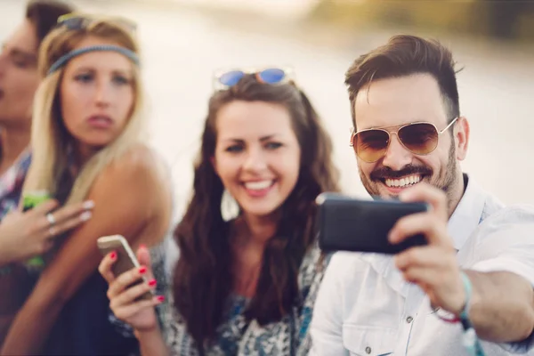 Gente de fiesta tomando selfie — Foto de Stock