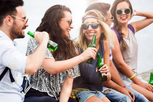 Amigos bebiendo antes del festival de verano — Foto de Stock