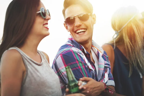 Jóvenes disfrutando del festival — Foto de Stock