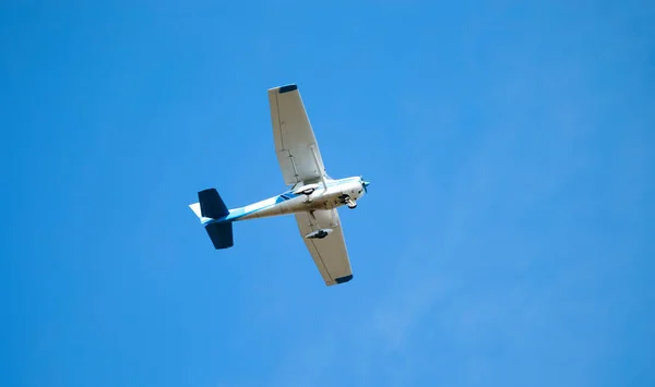 Avião voando no céu — Fotografia de Stock