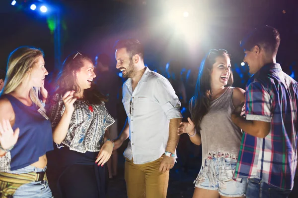 Grupo de amigos clubbing — Foto de Stock