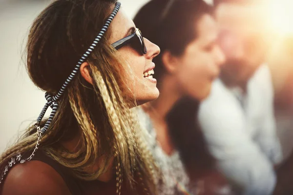 Blonde woman enjoying summer festival — Stock Photo, Image