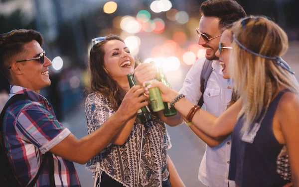 Amigos bebendo cerveja ao ar livre — Fotografia de Stock