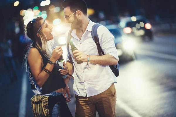 Glückliches Touristenpaar in der Nähe der Straße — Stockfoto