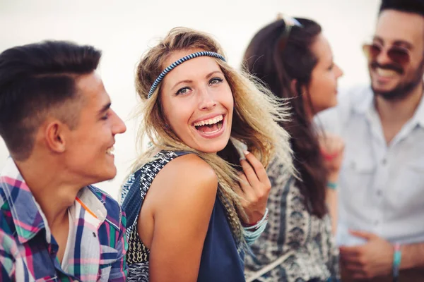 Amigos divirtiéndose al aire libre — Foto de Stock