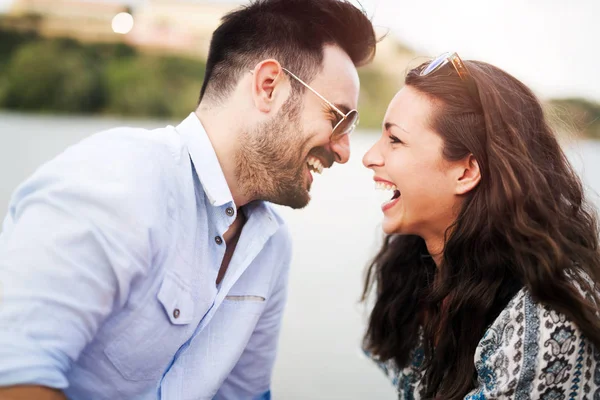 Casal namoro e feliz flertando — Fotografia de Stock