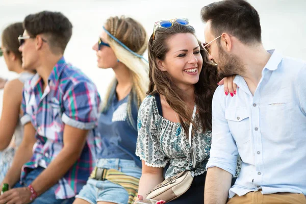 Amigos divirtiéndose al aire libre — Foto de Stock