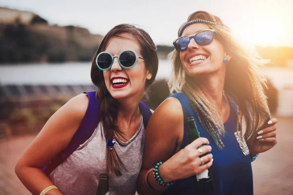 Copines rire et boire de la bière — Photo