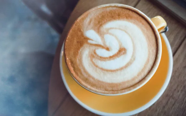 Kaunis kahvi valkoinen kuppi — kuvapankkivalokuva