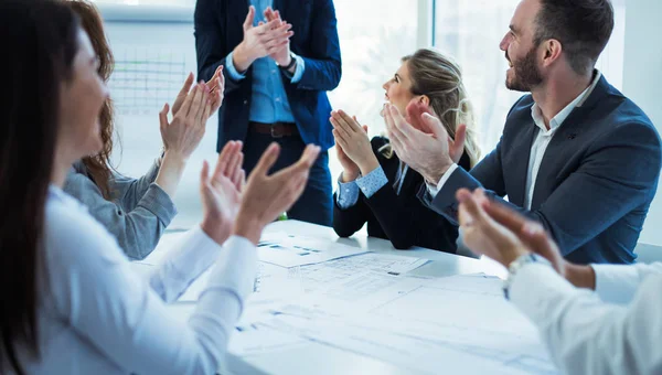 Colleghi d'affari che lavorano in ufficio — Foto Stock