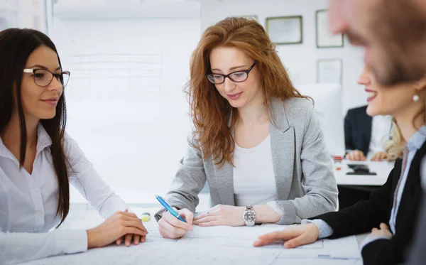 Grupo de arquitectos trabajando juntos — Foto de Stock