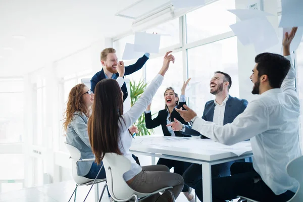 Compañeros de negocios trabajando en oficina — Foto de Stock