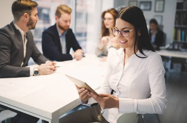 Compañeros de negocios trabajando en oficina — Foto de Stock