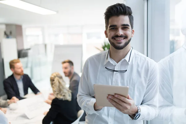 Erfolgreicher glücklicher Geschäftsmann mit Tablet — Stockfoto