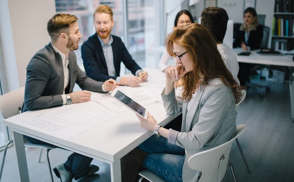 Collègues d'affaires travaillant dans le bureau — Photo