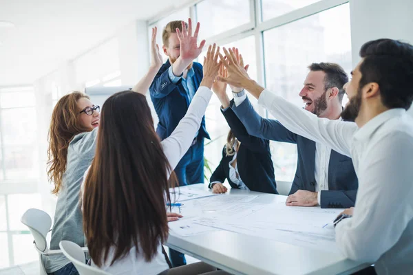 Colleghi d'affari che lavorano in ufficio — Foto Stock