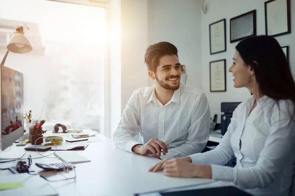 Felices colegas de negocios colaboradores —  Fotos de Stock