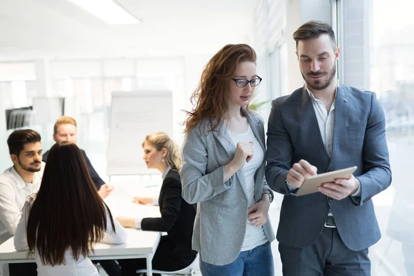 Collègues d'affaires travaillant dans le bureau — Photo