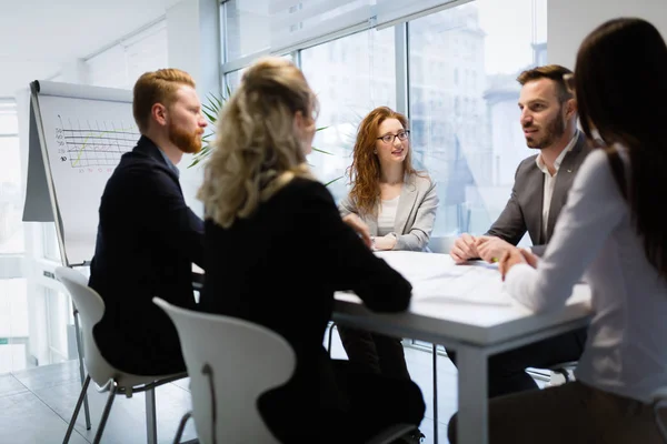 Collègues d'affaires travaillant dans le bureau — Photo