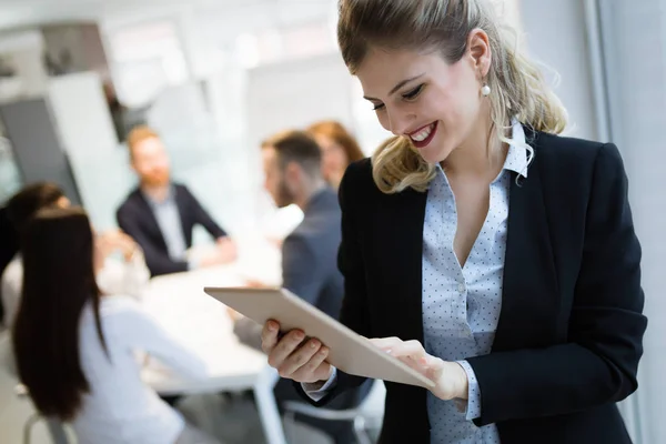 Empresaria sosteniendo tableta en la oficina — Foto de Stock