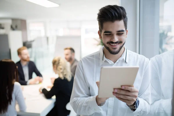 Homem de negócios feliz com tablet no escritório — Fotografia de Stock
