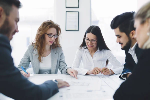 Colleghi d'affari che lavorano in ufficio — Foto Stock