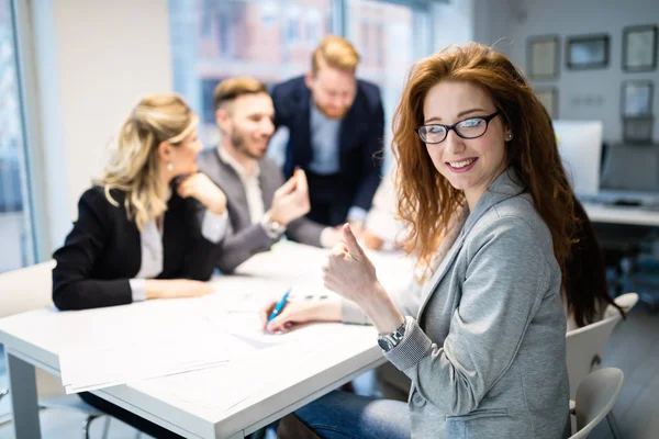 Berufskollegen im Büro — Stockfoto