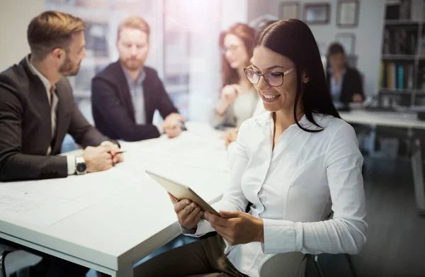 Geschäftsfrau arbeitet an Tablet — Stockfoto