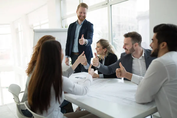 Berufskollegen im Büro — Stockfoto