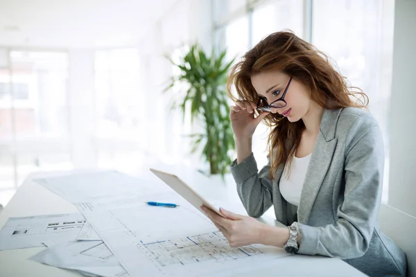 Hermosa arquitecta —  Fotos de Stock