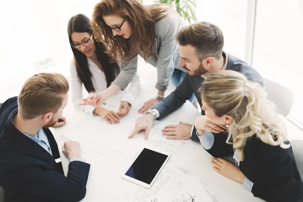 Berufskollegen im Büro — Stockfoto