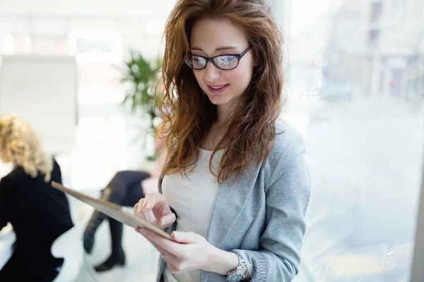 Empresária no escritório da empresa com tablet — Fotografia de Stock