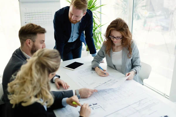 Confrères d'affaires au bureau — Photo