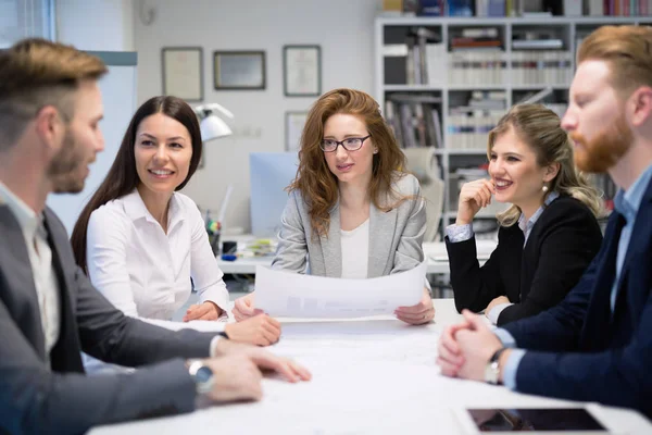 Confrères d'affaires au bureau — Photo