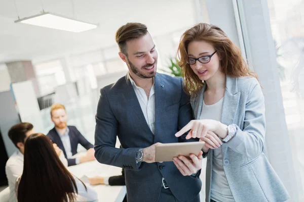 Collègues travaillant au bureau de l'entreprise — Photo