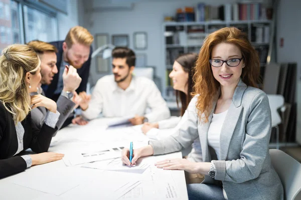 Confrères d'affaires au bureau — Photo