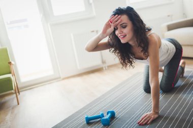 Çalışma dışarı sonra yorgun kadın