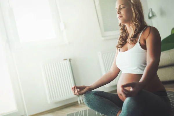 Güzel bir hamile kadın meditasyon — Stok fotoğraf
